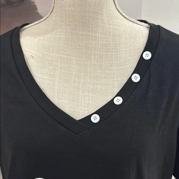 Flamingals NWT Black Floral V-Neck Women's T-Shirt - Picture 5 of 8